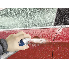 Eine Person enteist mit einem Enteisungsspray ein vereistes Auto.