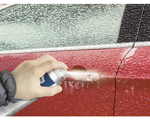 Eine Person enteist mit einem Enteisungsspray ein vereistes Auto.