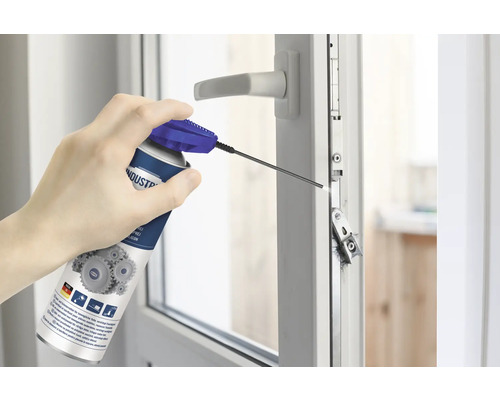 Eine Dose Schmiermittel wird auf ein Fenster aufgetragen.