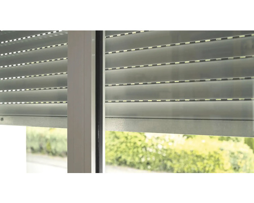 Geschlossener Rollladen am Fenster