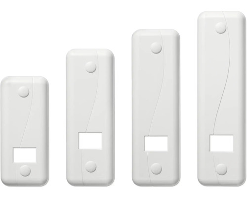 Vier weiße Fenstergriffe unterschiedlicher Größe