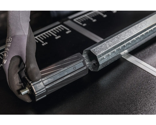 Rolladenwelle mit Adapter und Handschuh auf einem Tisch