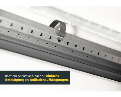 Detailansicht einer Rolladenkastenschiene mit rechteckigen Ausstanzungen und einer Halteklammer.