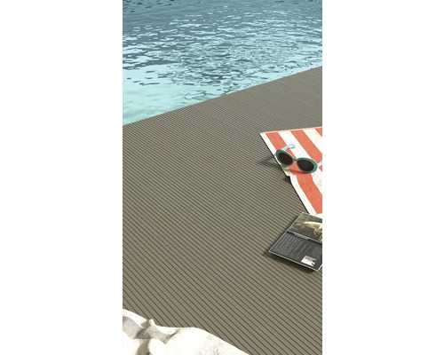 Poolterrasse aus gerillten Terrassendielen mit Handtuch, Sonnenbrille und Zeitschrift