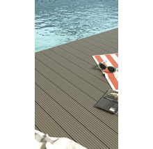 Terrasse mit Pool, Handtuch, Sonnenbrille und Zeitschrift