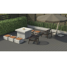 Terrasse mit Esstisch, Sitzhocker und Sonnenschirm