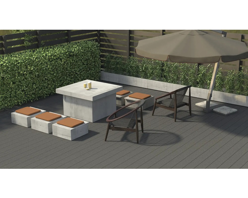 Terrasse mit Esstisch, Sitzhocker und Sonnenschirm