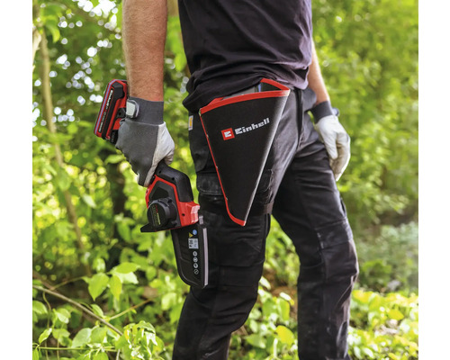 Eine Person mit einer Einhell Akku-Astsäge und einem Holster mit Einhell Logo