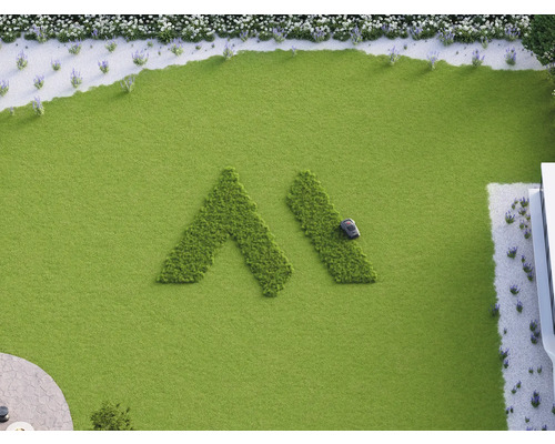 Aufsicht auf einen Rasen mit einem Rasenmäherroboter, der ein Muster mäht