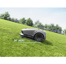 Rasenmähroboter auf einem Rasen mit einer Steigung von 24 Grad