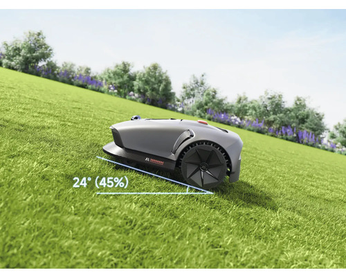 Rasenmähroboter auf einem Rasen mit einer Steigung von 24 Grad