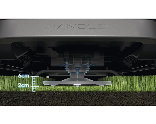 Detailansicht eines Rasenmähroboters beim Mähen von Gras, mit einer Graslänge zwischen zwei und sechs Zentimetern