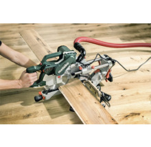 Gehrungssäge beim Schneiden eines Holzstücks, Metabo Logo