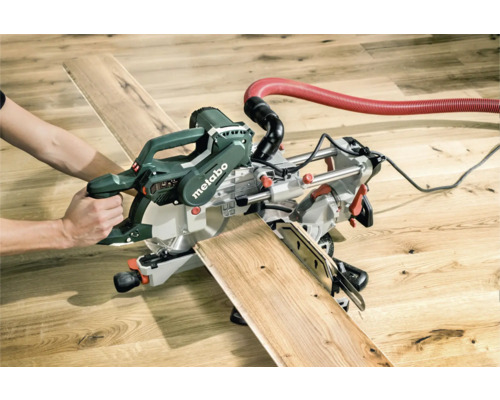 Gehrungssäge beim Schneiden eines Holzstücks, Metabo Logo