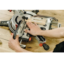 Eine Metabo Kappsäge beim Zuschneiden eines Holzstücks.