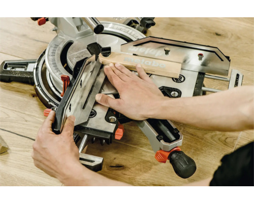 Eine Metabo Kappsäge beim Zuschneiden eines Holzstücks.