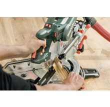 Gehrungssäge beim Schneiden eines Holzstücks.