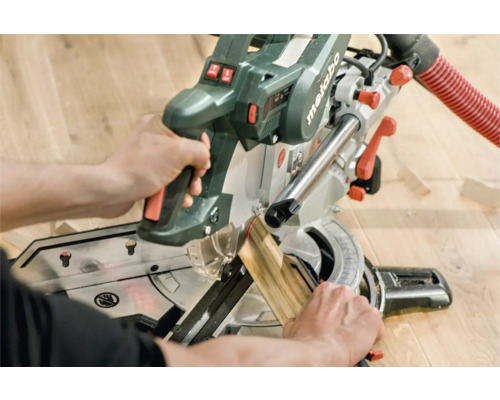 Gehrungssäge beim Schneiden eines Holzstücks.