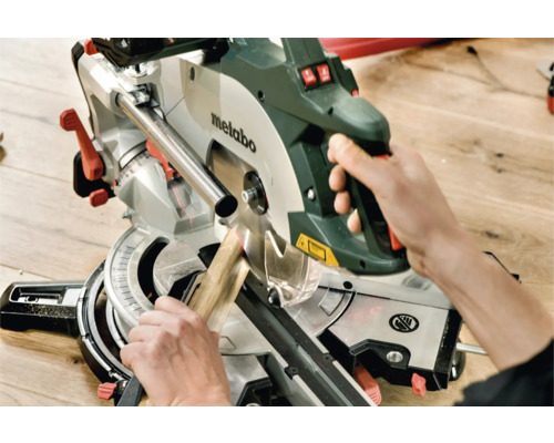 Metabo Kapp- und Gehrungssäge im Einsatz beim Sägen von Holz