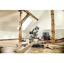 Raum mit Metabo Kappsäge, Staubsauger und Holzbalken