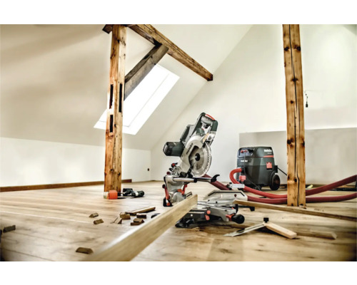 Raum mit Metabo Kappsäge, Staubsauger und Holzbalken