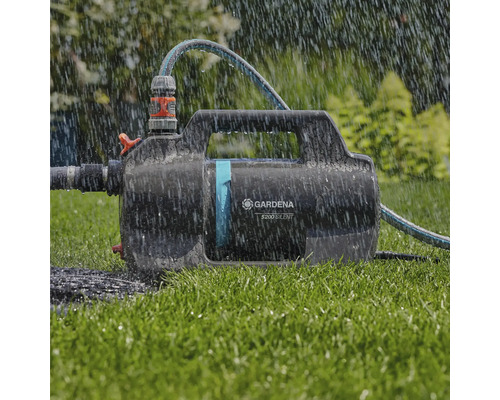 Gardena Gartenpumpe im Einsatz mit Wasseranschluss im Garten.