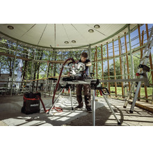 Handwerker bei der Arbeit mit einer Metabo Kapp- und Gehrungssäge auf einer Baustelle