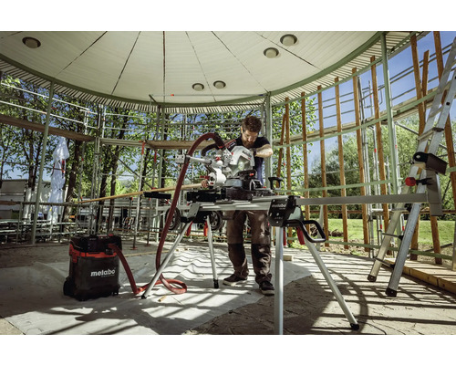 Handwerker bei der Arbeit mit einer Metabo Kapp- und Gehrungssäge auf einer Baustelle