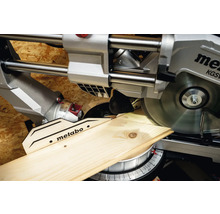 Kapp- und Gehrungssäge beim Schneiden eines Holzstücks