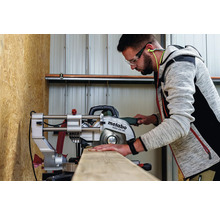 Mann sägt Holz mit einer Metabo Kappsäge KGSV 254 MC in einer Werkstatt