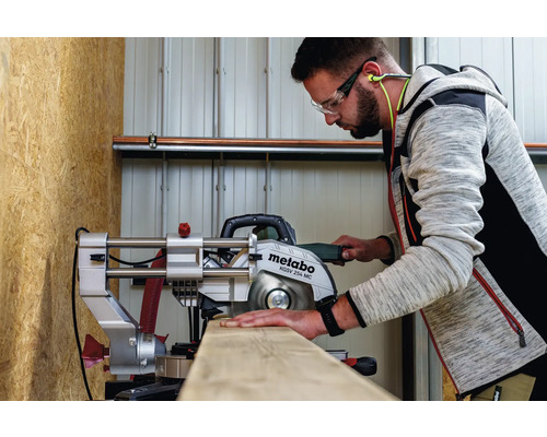 Mann sägt Holz mit einer Metabo Kappsäge KGSV 254 MC in einer Werkstatt