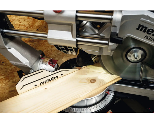 Kapp- und Gehrungssäge beim Schneiden eines Holzstücks