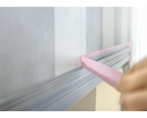 Abgeklebte Wandbordüre mit Malerkrepp