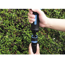 Person verbindet Gartenschlauch mit Schnellkupplung