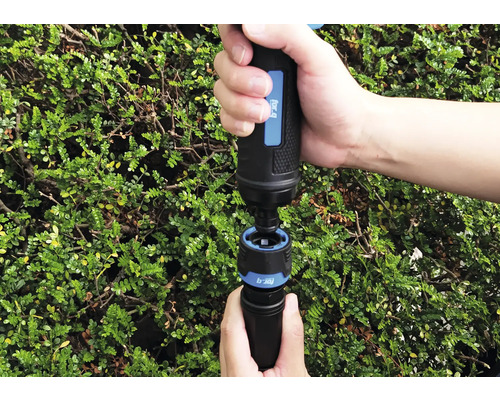 Person verbindet Gartenschlauch mit Schnellkupplung