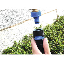 Gartenschlauchkupplung wird an Wasserhahn angeschlossen