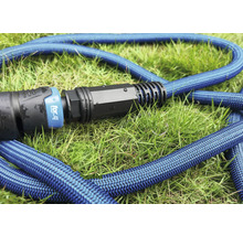 Gartenschlauch auf Gras mit for_q Logo