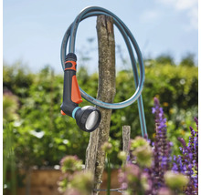 Gartenschlauch mit Sprühkopf zur Bewässerung von Pflanzen