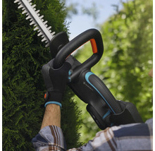 Person schneidet Hecke mit Akku-Heckenschere von Gardena