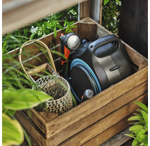 Gartenschlauchbox mit Spritzpistole in Holzkiste