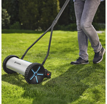 Handrasenmäher im Einsatz auf Rasenfläche