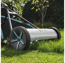 Handrasenwalze auf Gras für die Gartenpflege