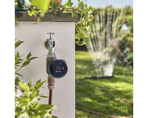 Bewässerungssteuerung von Gardena mit Sprinkler im Garten
