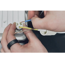 Installation einer elektrischen Leitung mit dreiadrigem Kabel