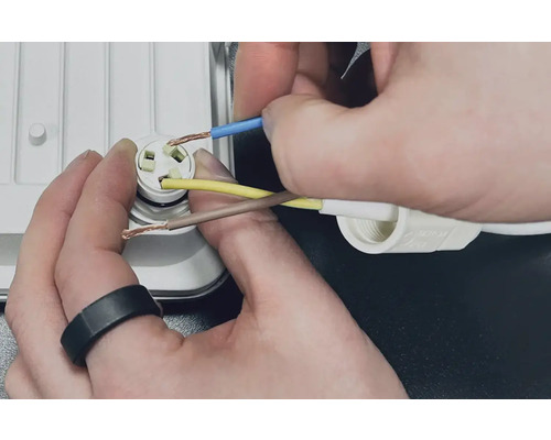 Installation einer elektrischen Leitung an einer Leuchte