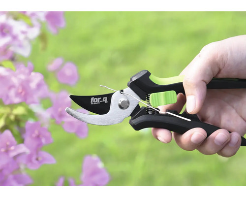 Gartenschere in einer Hand gehalten