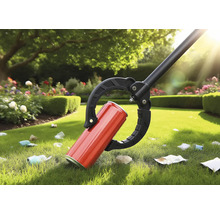 Greifzange zum Aufheben einer Dose im Garten
