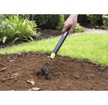 Bodenbearbeitung mit einer Gartenkralle im Garten