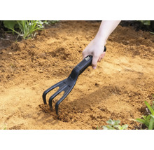 Gartenkralle im Einsatz in Erde