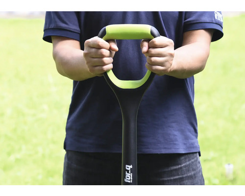 Eine Person hält einen Spaten mit einem D-Griff.